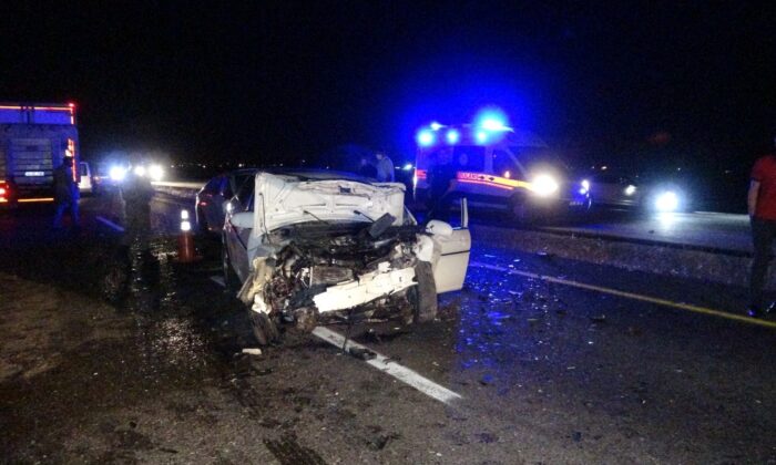 Diyarbakır’da iki otomobil kafa kafaya çarpıştı: 6 yaralı