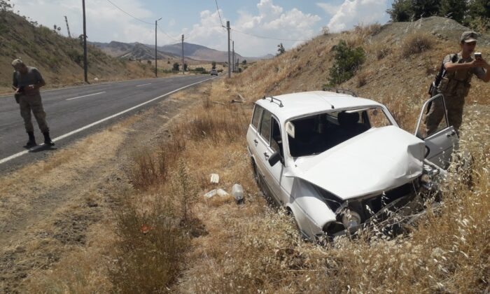 Diyarbakır’da seyir halindeki otomobil kaza yaptı, sürücü yaralandı
