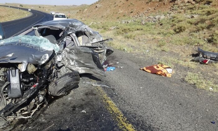 Diyarbakır’da tuğla yüklü kamyon ile otomobil çarpıştı: 2 ölü, 2’si ağır 3 yaralı