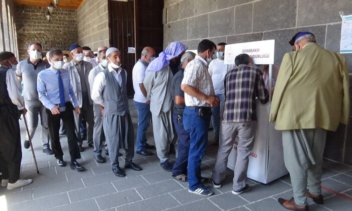 Diyarbakır’da vatandaşlar randevusuz aşı olmak için sıraya girdi