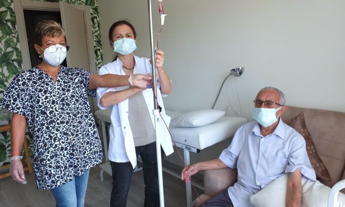 Doktor ozonu önce kendisine sonra hastalara uygulamaya başladı