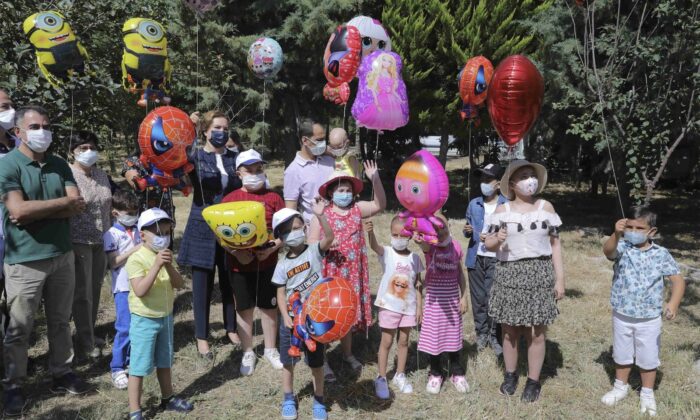 Dokuz Eylül’de tedavi gören miniklerden meyve hasadı