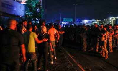 Dolar hesaplarından para çekemeyen Lübnanlılar, bankaları protesto etti