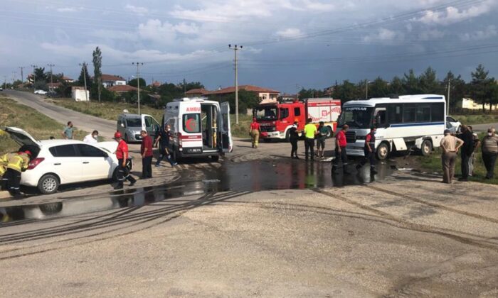 Dolmuş ile otomobil çarpıştı: 4 yaralı