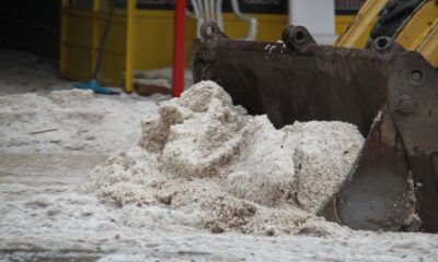 Dolu yağışıyla sokaklar beyaza büründü, dolu yığınları kamyonlarla taşındı