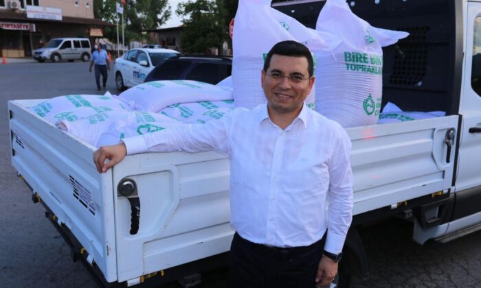 Döşemealtı’nda tarlaları yanan çiftçiye tohum Kepez’den