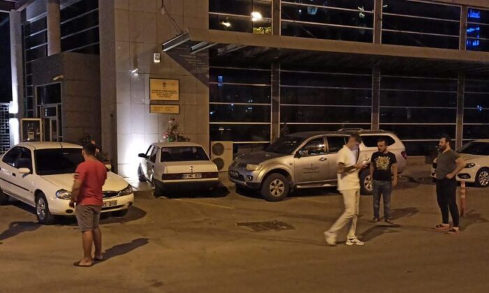 Drift atarken direksiyon hakimiyetini kaybedip müze duvarına çarptı