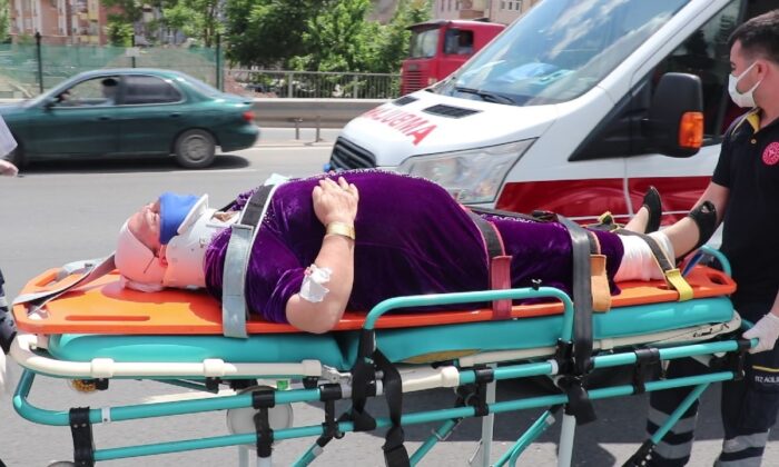 Düğün konvoyunda otomobil ile hafif ticari araç çarpıştı: 4 yaralı