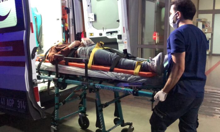 Düğün konvoyundaki otomobil park halindeki araçlara çarptı: 4 yaralı