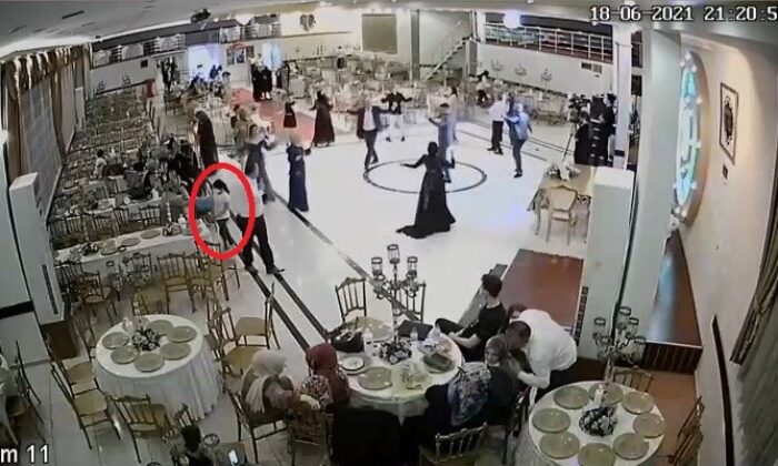 Düğün salonundaki küçük hırsız kameralara yakalandı