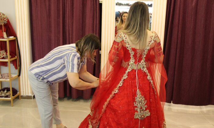 Düğün sezonunun başlamAsıyla gelinlikçilerde yoğunluk yaşanıyor