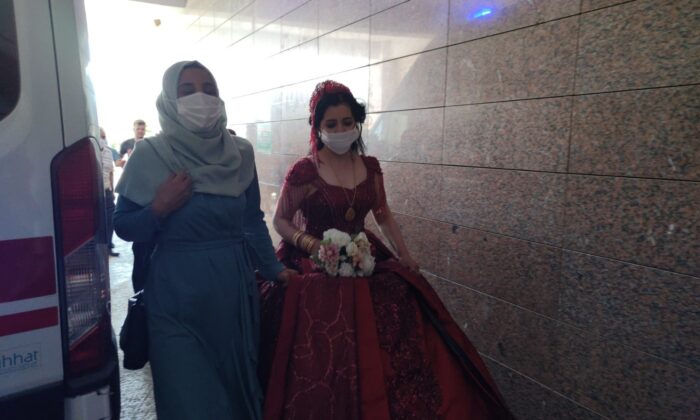 Düğünü bırakıp gelinliğiyle hastaneye koştu