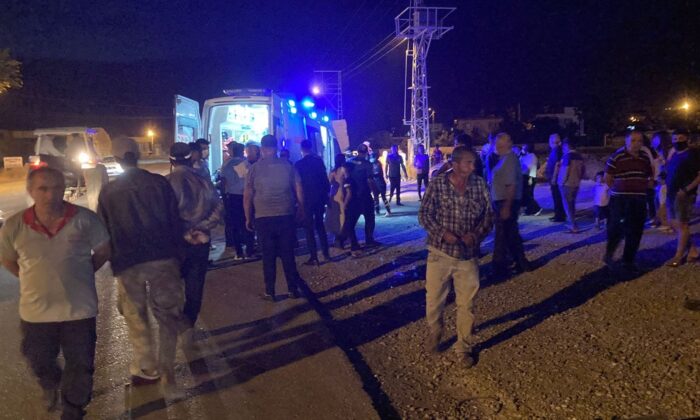 Düğünü unutan vatandaşlar kaza yerine akın etti