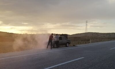 Dumanlar yükselen otomobil için vatandaşlar seferber oldu