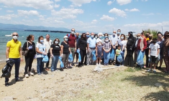 Dünya Çevre Günü’nde plajda çöp topladılar