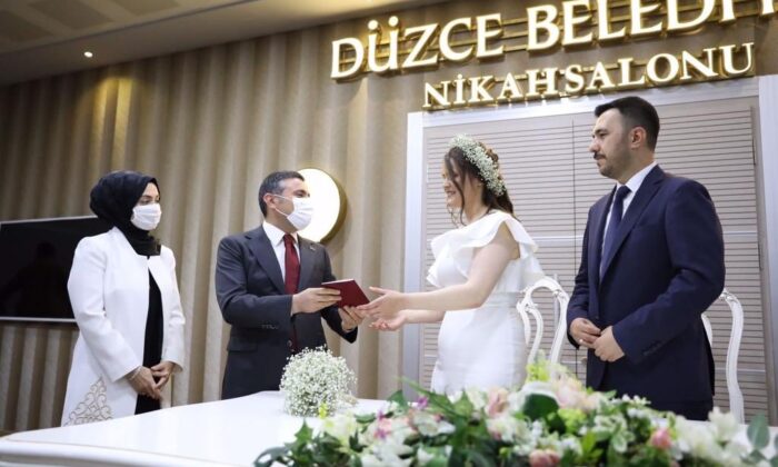 Dünya evine girdiler