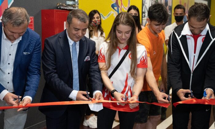 Dünya Şampiyonu Ayşe Begüm Onbaşı, adını üniversitesine yazdırdı