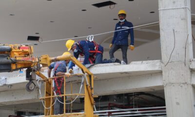 Dünyanın en büyük çay bardağı inşaatında çalışan işçiler bir rekora imza atmanın gururunu yaşıyor