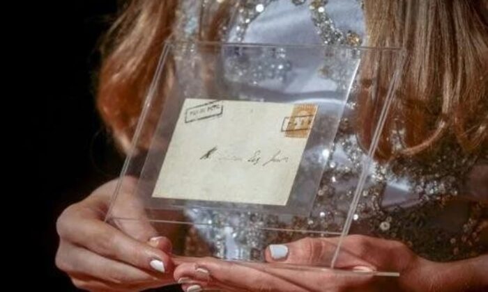 Dünyanın en pahalı posta pullarından biri açık artırmada 8.1 milyon euroya satıldı