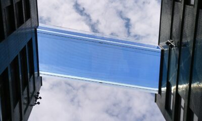 Dünyanın ilk transparan gökyüzü havuzu ziyaretçi akınına uğradı