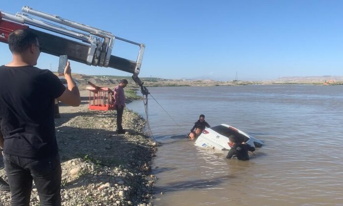Dur ihtarına uymayan araç Batman Çayına uçtu, aracın içinden 100 kilo uyuşturucu çıktı