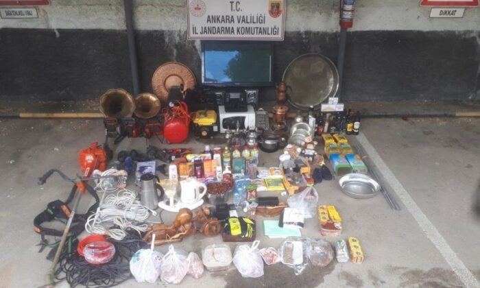 Dur ihtarına uymayan kamyonetten çok sayıda çalıntı eşya çıktı