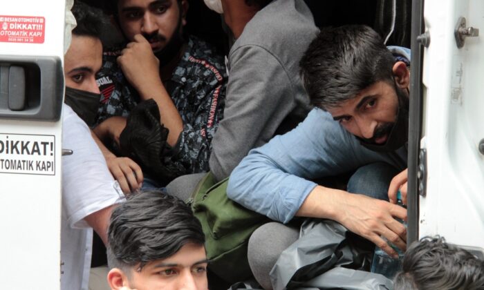 ’Dur’ ihtarına uymayan minibüsten 35 kaçak çıktı