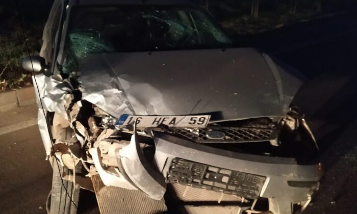 Duran araca çarptı: 4 yaralı