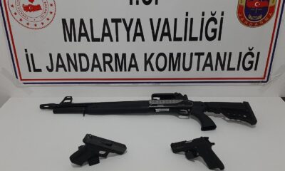 Durdurulan araçta silahlar ele geçirildi