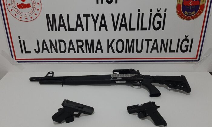 Durdurulan araçta silahlar ele geçirildi