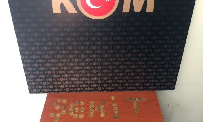 Durdurulan otomobilden 143 adet tarihi sikke çıktı