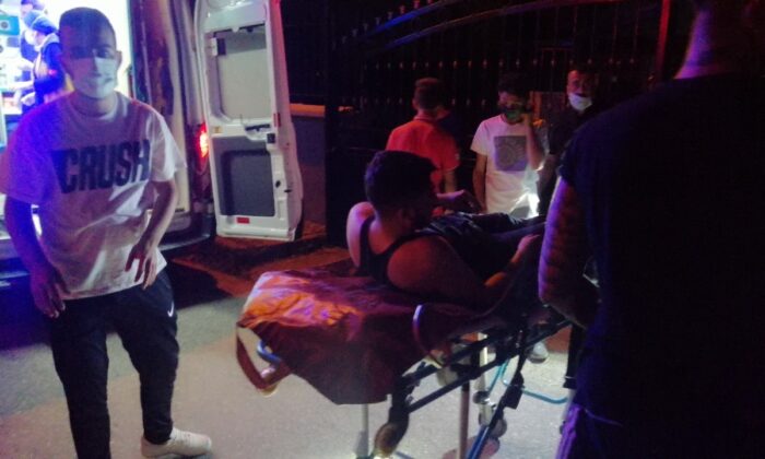 Duvardan atlayarak girdiği okul bahçesinde yaralanınca ekipleri alarma geçirdi