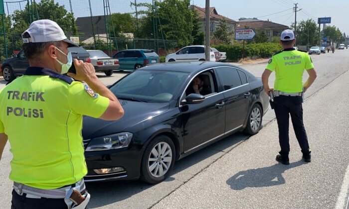 Düzce’de kemer ve film uygulamasına takılan 77 araca ceza