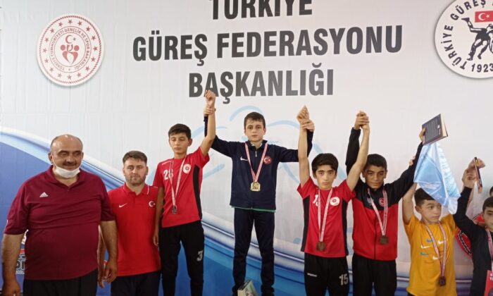 Düzceli güreşçiler madalya ile dönüyor