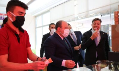 (Düzeltme) Bakan Varank sıcaktan bunalan gazeteci ve vatandaşlara dondurma servisi yaptı