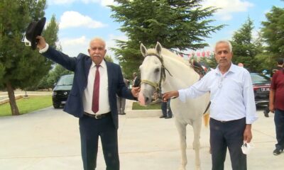 DYP’li eski Belediye Başkanı Demirel’in mezarına kıratla girdi
