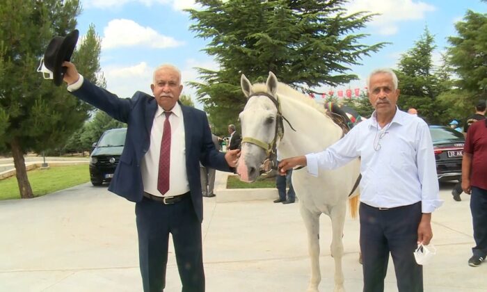 DYP’li eski Belediye Başkanı Demirel’in mezarına kıratla girdi