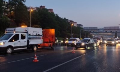 E-5’te otomobil elektrik direğine çarptı: 2 yaralı