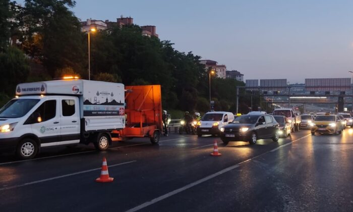 E-5’te otomobil elektrik direğine çarptı: 2 yaralı