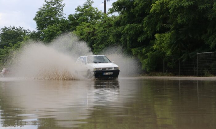 Edirne’de yağmur sonrası yollar göle döndü