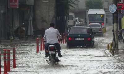 Edremit’te sağanak yağmur hayatı felç etti