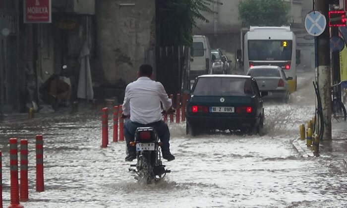 Edremit’te sağanak yağmur hayatı felç etti