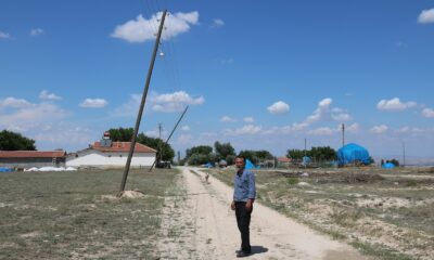 Eğilen elektrik direklerinin tamirini istiyorlar