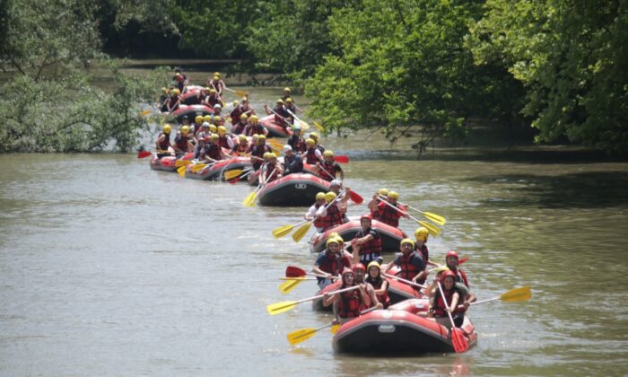 Eğlence tutkunları rafting parkuruna akın etti