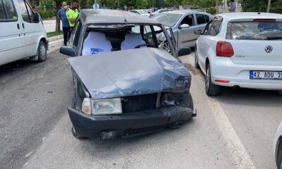 Ehliyetsiz sürücü ters yöne girdi, iki otomobile çarptı: 2 yaralı