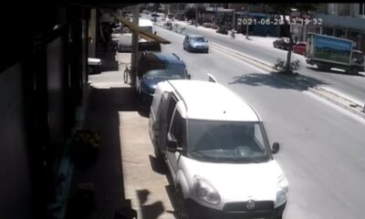 El freni çekilmeyen kamyonet refüjü aşıp park halindeki araca çarptı