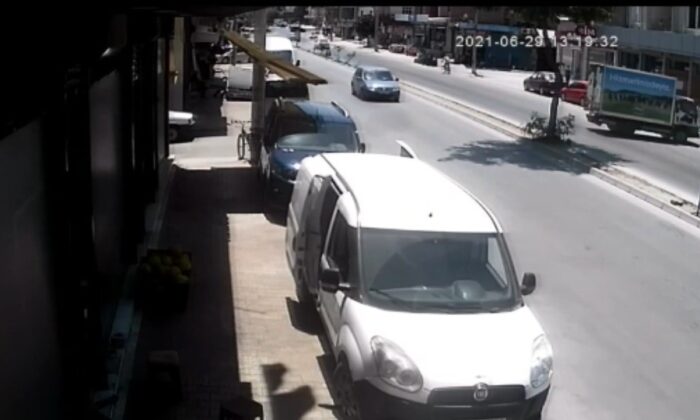 El freni çekilmeyen kamyonet refüjü aşıp park halindeki araca çarptı