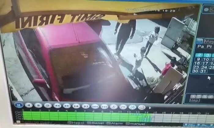 El freni çekilmeyen otomobil fırına girdi, faciadan dönüldü