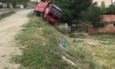 El frenini çekmeyi unuttuğu kamyon menfezde devrildi