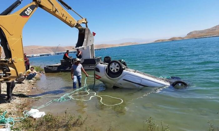 El frenini çekmeyi unutunca yeni aldığı aracı baraja gömüldü